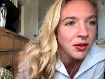 Live cam performer Alyssaleary1 streaming now