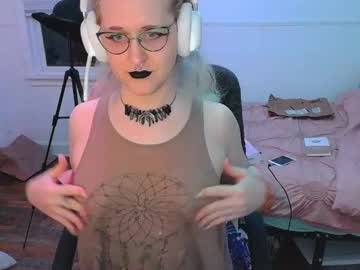 Alyxiabewbs • mediumtits • Arkansas, United States • public
