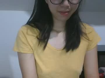 Skinny Asian cam girl Axuepetitt live in HD
