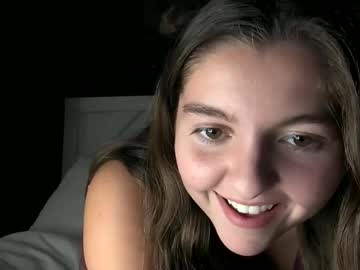 Live cam performer Brunettebaby040 streaming now