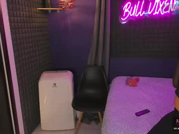 Live cam performer Bull_vixen2001 streaming now