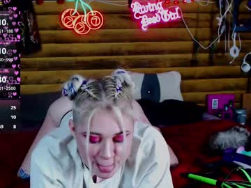 Squirting cam girl Chloeerose2000 age 20 yrs live now
