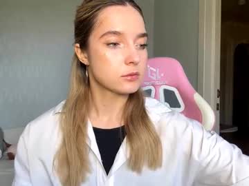 Christenquintano, 18 years old, Goal: Stand up and show my outfit- My name is Sara and I'm #18 year old and i am #shy #new #blonde girl with #natural figure and it's my first day here [0 tokens remaining], webcam photo