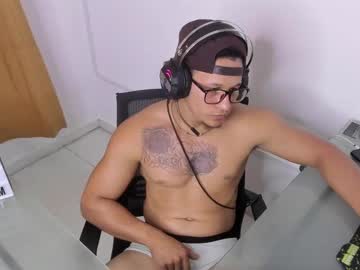Muscle cam star Curly_and_muscle, 27 yrs
