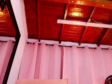Squirting cam girl Dannaberlin age 22 yrs live now