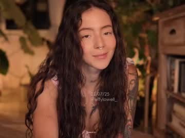 Live cam performer Effylowell_ streaming now
