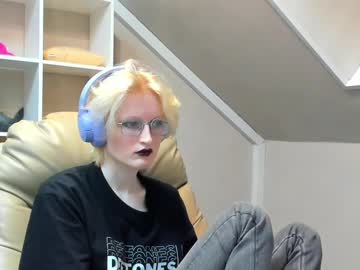 Elizabeth_harpper, 18 years old, GOAL: air kiss [15 tokens remaining] Welcome to my room! #teen #18 #student #smalltits #skinny, webcam photo