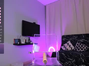 Squirting cam girl Emmahotvibe age 19 yrs live now
