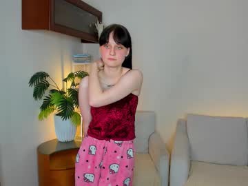 H0lyangel, 18 years old, Show my outfit :3 #18 #teen #lovense #new #skinny [11 tokens remaining], webcam photo