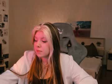Kissmywings, 18 years old, Goal  touch my hair Im #new there and Im #18 y.o #young #nonude girl and sorry for my #shy personality type [20 tokens remaining], webcam photo