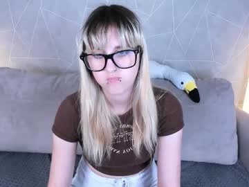 Kristi_wizz, 18 years old, GOAL: Wink and air kiss [5 tokens remaining] Welcome to my room! #feet #blonde #bigass #c2c #18, webcam photo