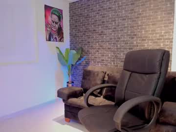 Lily_cash1 • latina25y • medellin  colombia • public