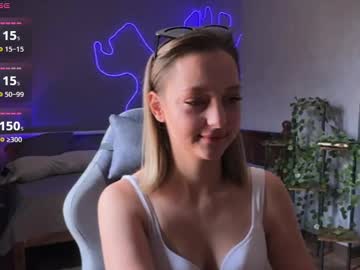 Lunashelter, 20 years old, GOAL: Suck fingers [22 tokens remaining] Welcome to my room! #new #18 #lovense #bigass #natural, webcam photo