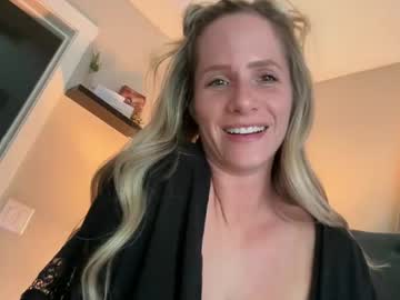 Live cam performer Luxlovely111 streaming now