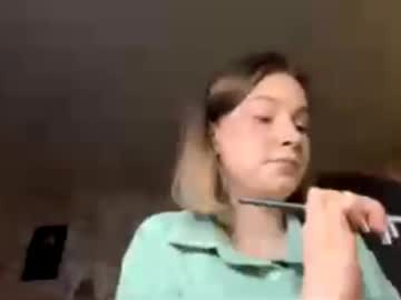 Madelynknaggs, 18 years old, Goal: I feel a bit shy… but I want to try my first soft dance for you #new #shy #blonde #teen #18 [111 tokens remaining], webcam photo
