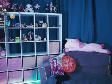 Live cam performer Madnessalise streaming now