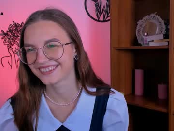 Mia_bamble, 20 years old, GOAL: smile [71 tokens remaining] Welcome to my room! #feet #18 #shy #teen #new, webcam photo