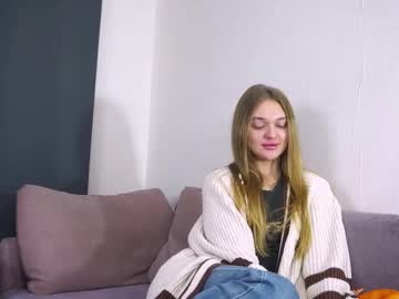 Moirawenzinger, 18 years old, Heeeeyy, My name is Kylie!! ITS MY 1st DAY GUYS!!!! GOAL:?? Stand up and show my figure hehe?? #18 #teen #new #bigass #natural [8 tokens remaining], webcam photo