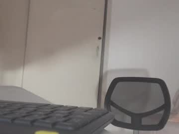 Hairy cam model Mommyissuess_, 35 yrs live now