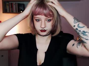 Perfect_madeline • femdom26y • Austria • public