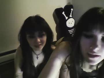 Live cam performer Ravyn_nyx streaming now