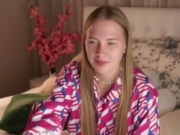 Roxanelan, 18 years old, GOAL: Make a top shorter . Hi, I'm new here! Let's start having fun? #shy #18 #new #teen #skinny [0 tokens remaining], webcam photo