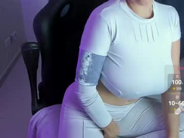 Squirting cam girl Roxy_clark age 25 yrs live now