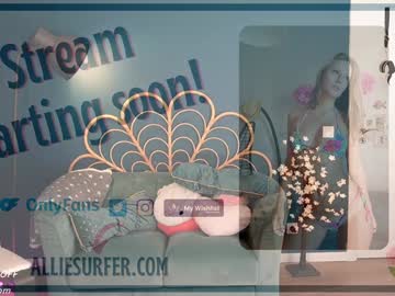 Live cam performer Surfergirl121 streaming now
