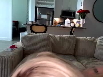 Live cam performer Sweetlittleannie streaming now