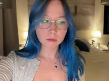 Live cam performer Theblue_moonie streaming now