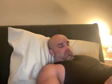 Live cam performer Thebuzz777 streaming now