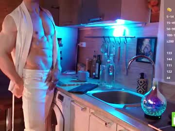 Muscle cam star Touch_of_eros, 99 yrs