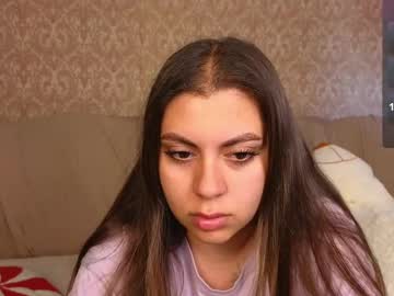 Squirting cam girl Twobabesweet age 21 yrs live now