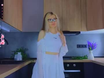 Vixenserene, 18 years old, GOAL: tease you [11 tokens remaining] Heey! my name is Kira, welcom to my room!!! #teen #lovense #shy #18 #bigboobs, webcam photo